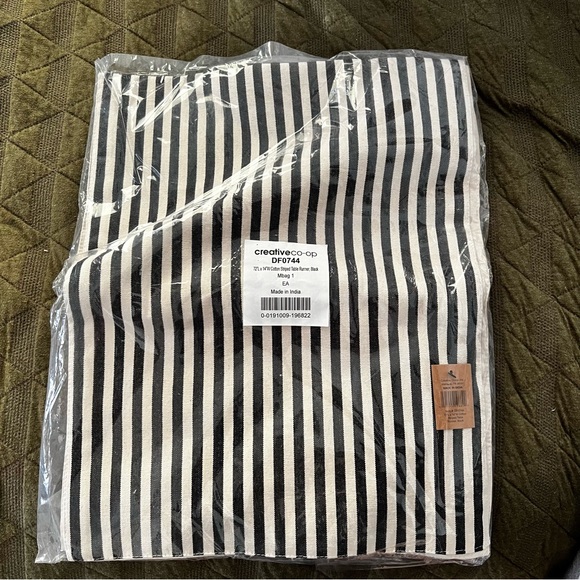 ROOLEE Home Boston striped table runner NWT - Picture 3 of 4